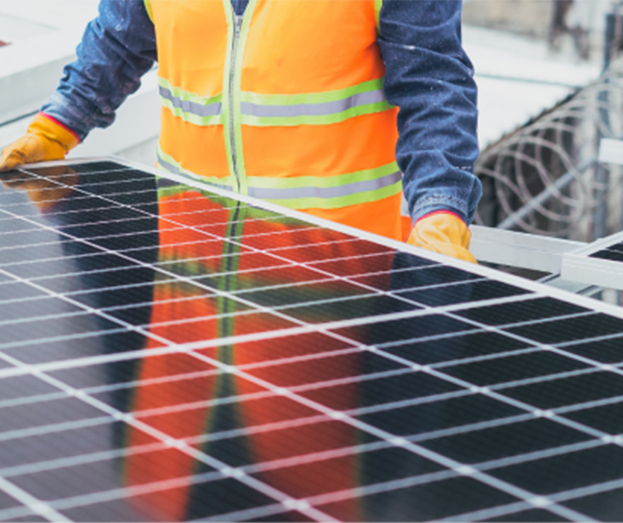 TRABAJADOR PANEL SOLAR